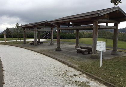 平尾台自然の郷屋根付きベンチ